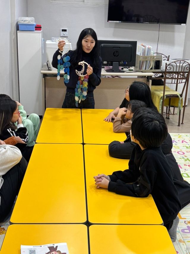인하대학교 봉사활동 공모제에 참가한 ‘용마루 팀’이 지역아동센터 아이들을 대상으로 체험 프로그램을 하고 있다. 인하대학교 제공