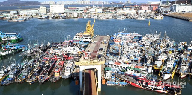 3일 서해상 풍랑주의보가 발효 등 기상악화로 여객선 운항이 전면 통제돼 인천 중구 인천항 연안여객터미널 부두에 여객과 어선들이 정박해 있다.조병석기자