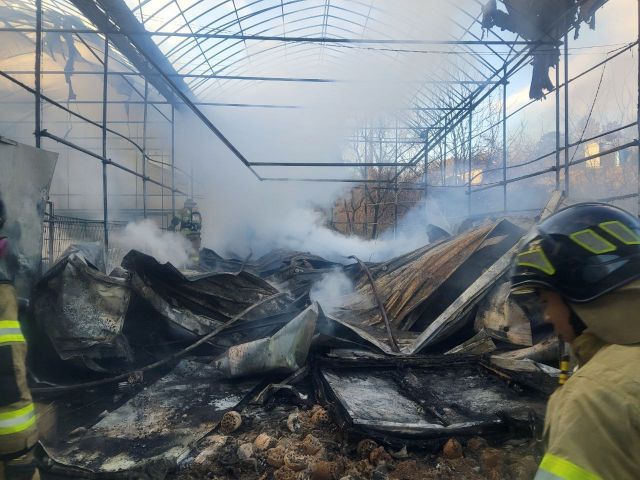 4일 오후 4시 15분께 화성시 남양읍 무송리 한 비닐하우스에서 화재가 발생했다. 화성소방서 제공