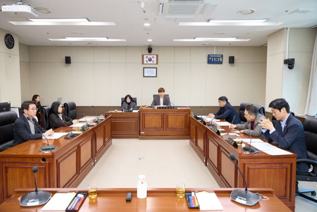 지난 3일 열린 용인특례시의회 의회운영위원회 회의에서 위원들이 임시회 개회 일정을 조율하고 있다. 용인특례시의회 제공