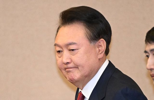 윤석열 대통령 탄핵심판 5차 변론이 열린 4일 서울 종로구 헌법재판소 대심판정에 윤 대통령이 입장하고 있다. 연합뉴스