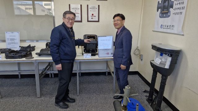 강신면 인천조달청장이 4일 인천 남동구의 혁신시제품 제조기업인 서우실업㈜을 찾아 생산현장을 둘러보고 어려운 점을 듣고 있다. 인천청 제공