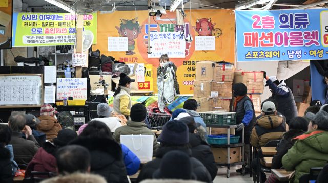 고물가와 경기 악화로 리퍼 및 중고 제품을 찾는 사람들이 많아 지고 있는 가운데 4일 인천 중구 만물 도깨비경매장에서 경매사가 2만원 가량의 의류를 3천원에 경매를 하고 있다. 조병석기자
