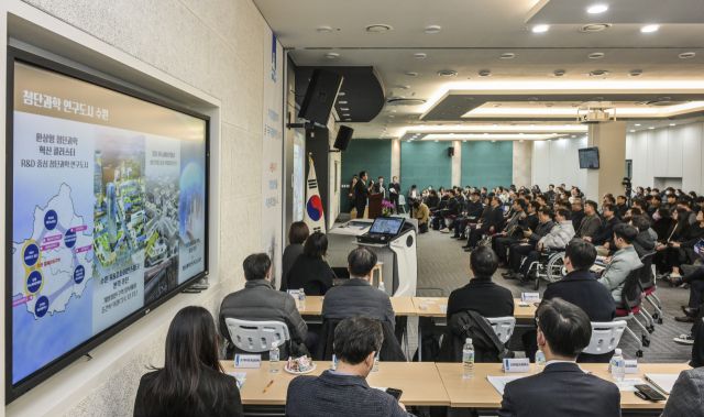 4일 오후 수원특례시 권선구 고색동 수원벤처밸리2 기업지원센터에서 열린 '2025 수원시 중소기업 지원시책 설명회'에서 이재준 수원특례시장이 지원시책을 설명하고 있다. 윤원규기자