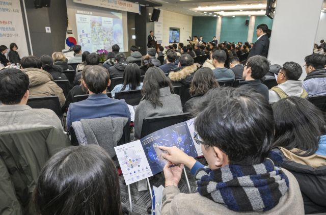국내외 정치·경제 불확실성으로 도내 중소기업이 경영에 어려움을 겪고 있는 가운데 4일 오후 수원시기업지원센터에서 열린 ‘2025년 중소기업 지원 시책 설명회’에서 기업인들이 올해 변경되는 시책에 대한 설명을 듣고 있다. 윤원규기자