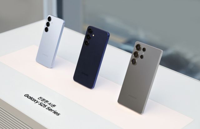 ‘갤럭시 S25 시리즈’ 사전 판매, 130만대 기록 달성 삼성전자가 지난달 24일부터 이달 3일까지 진행한 갤럭시 S25 시리즈 국내 사전 판매에서 130만대를 기록했다고 4일 밝혔다. 사진은 갤럭시 S25 시리즈 제품 이미지. 삼성전자 제공