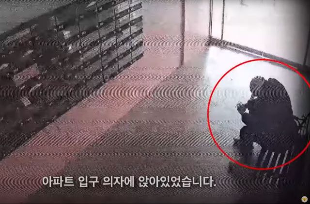 지난달 14일 충남 아산의 한 아파트 현관 의자에 웅크리고 앉아있다 쓰러진 남성을 구한 경찰의 사연이 전해졌다. 경찰청 유튜브 캡처