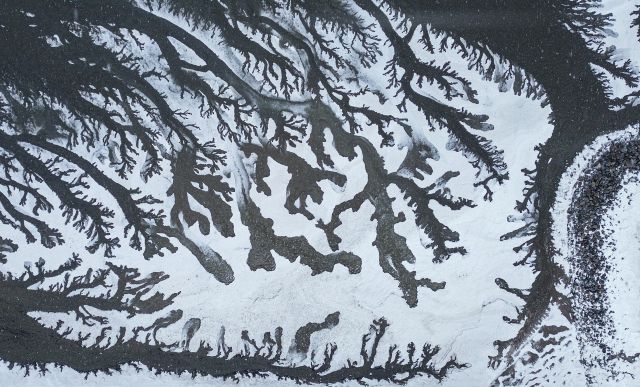 한파주의보가 발효된 4일 화성시 우정읍 매향리 갯벌이 꽁꽁 얼어붙어 한 폭의 그림처럼 기하학적 무늬를 형성하고 있다.조주현기자