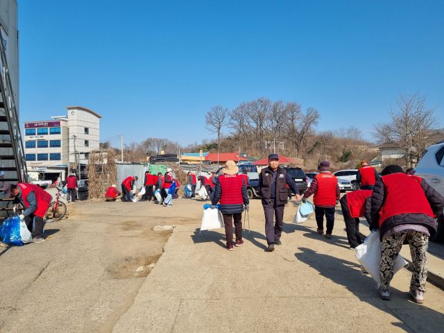 인천 강화군 노인복지관 어르신들이 근린생활관리지원 사업으로 지역사회 환경 정화 작업을 하고 있다. 강화군청 제공
