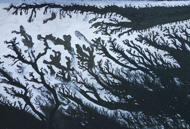 한파주의보가 발효된 4일 화성시 우정읍 매향리 갯벌이 꽁꽁 얼어붙어 한 폭의 그림처럼 기하학적 무늬를 형성하고 있다.조주현기자