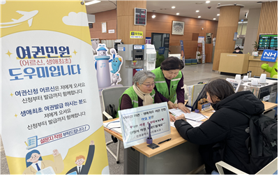 인천시 여권민원 도우미들이 인천시청 민원실을 방문한 시민들의 여권 발급 등을 돕고 있다. 인천시 제공