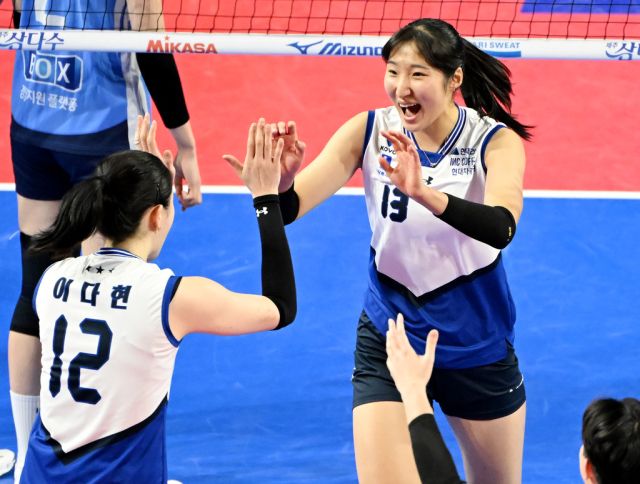 지난 4일 화성 IBK기업은행과의 원정경기서 자신의 시즌 최다 득점으로 활약한 정지윤(오른쪽)이 공격 성공 후 팀 동료 이다현과 기뻐하고 있다.KOVO 제공