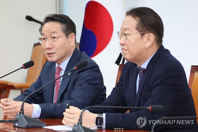 유정복 시장이 5일 서울 여의도 국회에서 국민의힘 권영세 비상대책위원장을 만나 분권형 개헌을 설명하고 있다. 연합뉴스