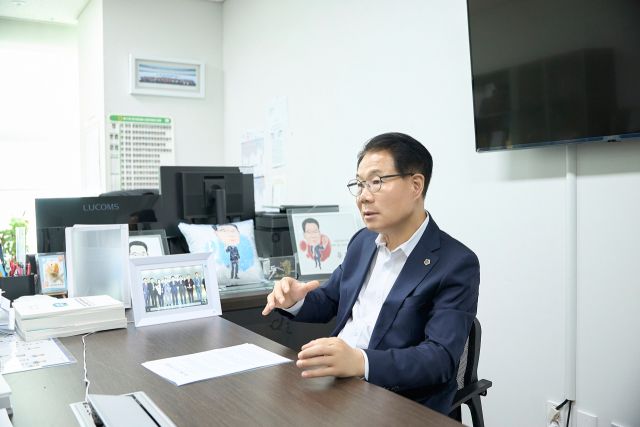 유영두 경기도의회 문화체육관광위원회 부위원장은 틈만 나면 주민들 속으로 달려가 그들의 목소리를 듣는, 도민을 위해 달리는 일꾼이다. 현장을 가장 잘 아는 전문가가 주민이라며 주민들의 이야기에 귀를 기울이는 그를 만났다. 김경희기