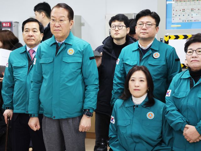 국민의힘 권영세 비상대책위원장이 5일 오전 경기도 평택시 고덕변전소에서 열린 'AI 혁명 위한 전력망 확충 현장 방문 및 간담회'에서 관계자로부터 현황 설명을 듣고 있다. 연합뉴스