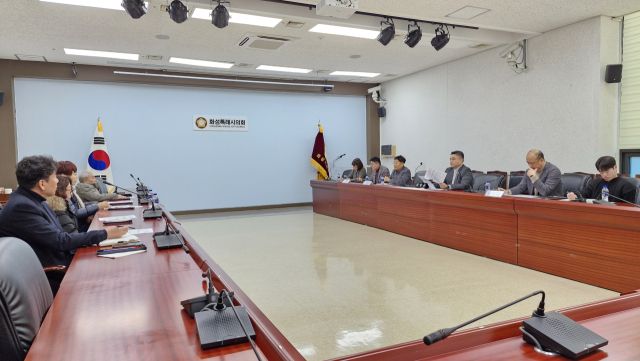 김상균 화성특례시의원이 5일 시의회 대희의실에서 열린 교통약자 이동 효율성 향상을 위한 간담회에서 인사말을 하고 있다. 화성특례시의회 제공