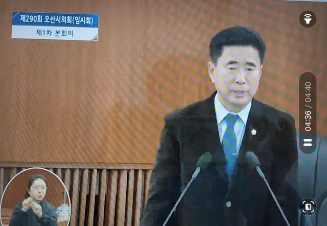 성길용 부의장이 이상복 의장의 불참 사실에 대해 설명하고 있다. 오산시의회 인터넷방송 화면 캡처