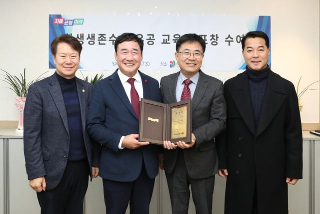 이천시의회 박명서 의장(왼쪽 두번째)과 시의원들이 경기도교육청으로부터 학교 체육 유공 표창을 수여받고 있다. 이천시의회 제공