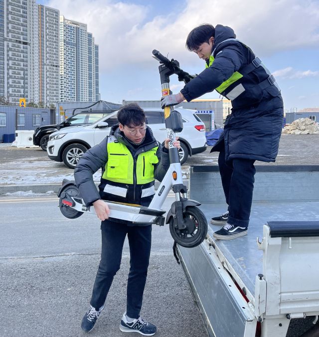 인천 연수구 관계자들이 무단 방치한 공유 킥보드를 치우고 있다. 연수구 제공