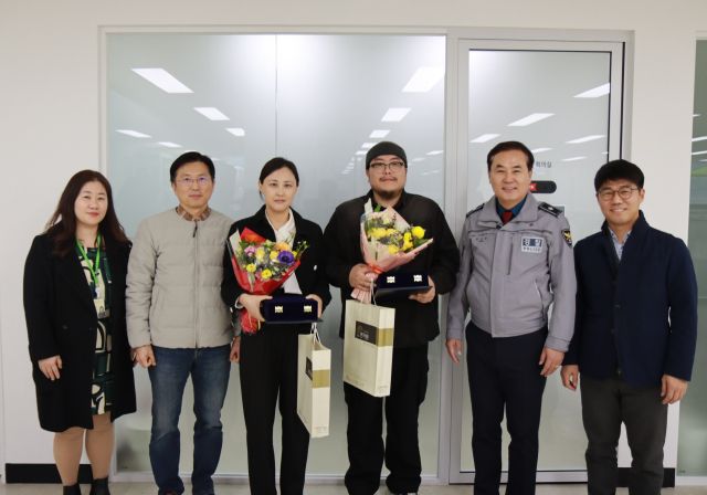 야탑동 복합상가건물 화재 당시 현장에서 인명피해를 막은 시민들에 정진관 분당경찰서장(오른쪽 두번째)이 감사패를 전달하고 기념촬영을 하고 있다. 분당경찰서 제공