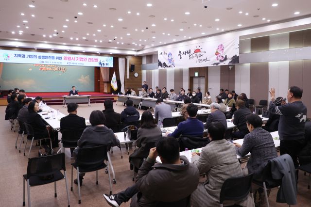 의왕시가 기업의 애로사항을 듣고 지원방안을 논의하기 위해 개최한 기업인과의 간담회에서 한 기업인이 김성제 시장에게 애로사항을 이야기 하고 있다. 의왕시 제공