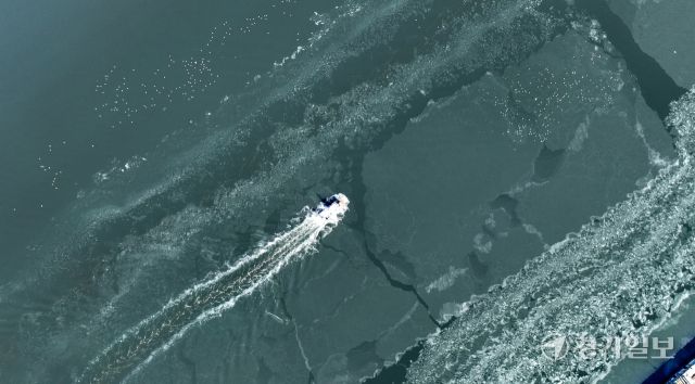 연일 매서운 한파가 몰아치는 가운데 6일 인천 서구 경인아라뱃길에서 한국수자원공사 소속 쇄빙선이 뱃길을 내기 위해 얼음을 깨고 있다. 조병석기자