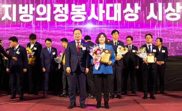 안산시의회 박은정 의원이 2025년 대한민국시군자치구의회의장협의회 정기총회에서 ‘대한민국지방의정봉사대상’을 수상했다. 안산시의회 제공