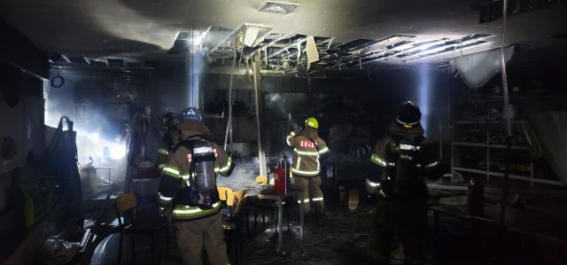 인천 서구의 한 육류공장에서 불이 나 소방당국이 대응에 나섰다. 인천소방본부제공