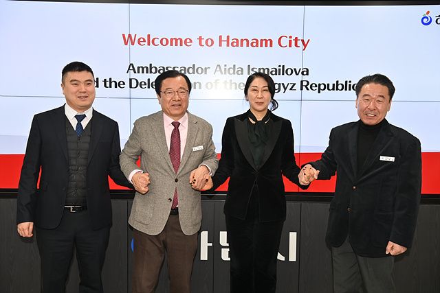 이현재 하남시장(왼쪽 두 번째)이 주한 키르기스스탄 대사와 만남을 갖고 산업경제·문화 분야 등 상호 협력 사업을 논의했다.