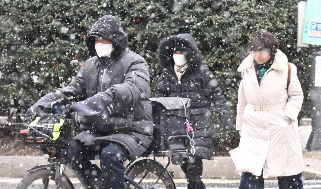 연일 강추위가 이어지는 가운데 6일 오후 인천 남동구 구월동 일대에 눈이 내리고 있다. 조병석기자