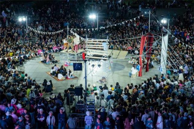 지난 제20회 안산국제거리극축제에서 선보인 개막작 ‘환영’ 중 한 장면. 안산문화재단 제공