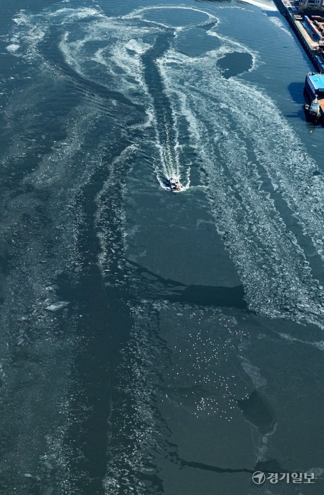 연일 매서운 한파가 몰아치는 가운데 6일 인천 서구 경인아라뱃길에서 한국수자원공사 소속 쇄빙선이 뱃길을 내기 위해 얼음을 깨고 있다. 조병석기자