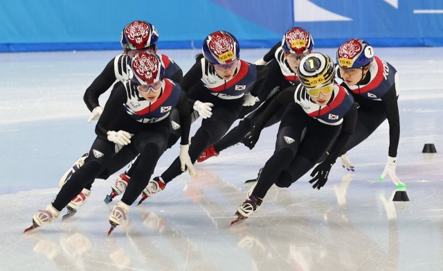 한국 쇼트트랙 대표팀 선수들이 중국 하얼빈 헤이룽장 빙상훈련센터 다목적홀에서 결전의 날을 손꼽아 기다리며 훈련에 매진하고 있다.연합뉴스