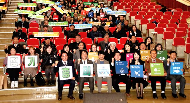 안양시지속가능발전협의회가 지난 5일 안양시청 강당에서 제27차 정기총회를 열고 2025년 본격적인 활동에 돌입했다. 안양시 제공.