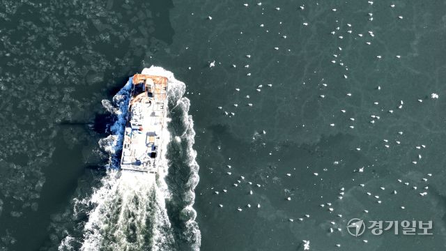연일 매서운 한파가 몰아치는 가운데 6일 인천 서구 경인아라뱃길에서 한국수자원공사 소속 쇄빙선이 뱃길을 내기 위해 얼음을 깨고 있다. 조병석기자