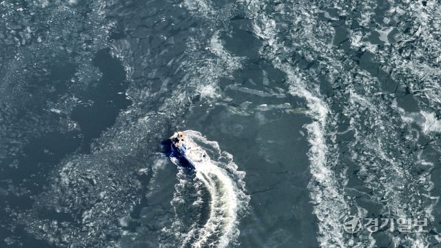 연일 매서운 한파가 몰아치는 가운데 6일 인천 서구 경인아라뱃길에서 한국수자원공사 소속 쇄빙선이 뱃길을 내기 위해 얼음을 깨고 있다. 조병석기자