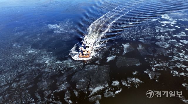 연일 매서운 한파가 몰아치는 가운데 6일 인천 서구 경인아라뱃길에서 한국수자원공사 소속 쇄빙선이 뱃길을 내기 위해 얼음을 깨고 있다. 조병석기자