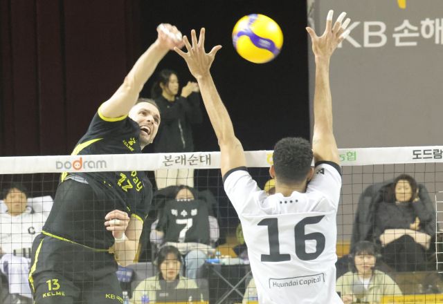 지난5일 의정부 경민대 체육관에서 열린 2024-2025 V리그 남자부 천안 현대캐피탈과의 홈 경기서 의정부 KB손해보험 비예나가 공격하고 있다.연합뉴스