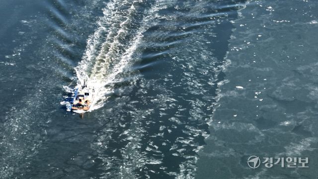 연일 매서운 한파가 몰아치는 가운데 6일 인천 서구 경인아라뱃길에서 한국수자원공사 소속 쇄빙선이 뱃길을 내기 위해 얼음을 깨고 있다. 조병석기자