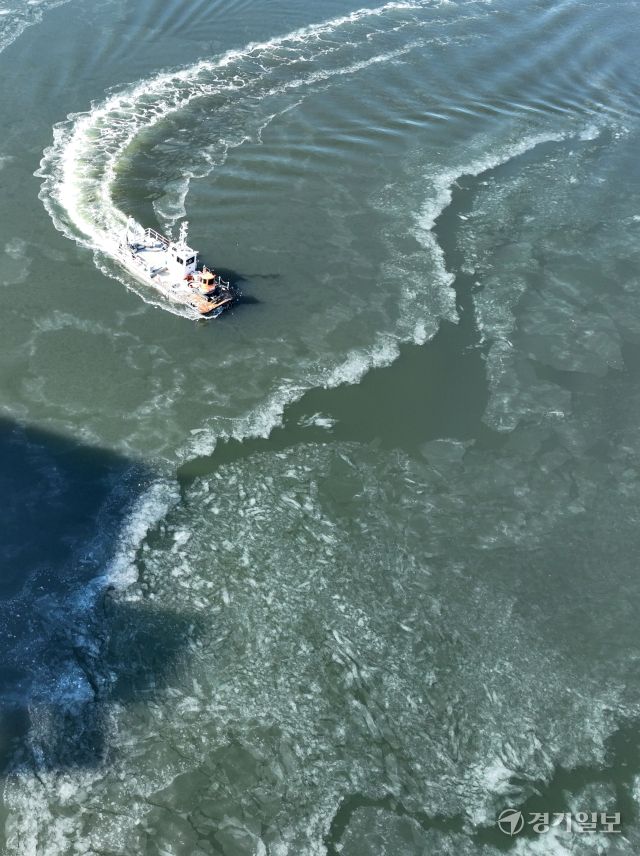 연일 매서운 한파가 몰아치는 가운데 6일 인천 서구 경인아라뱃길에서 한국수자원공사 소속 쇄빙선이 뱃길을 내기 위해 얼음을 깨고 있다. 조병석기자