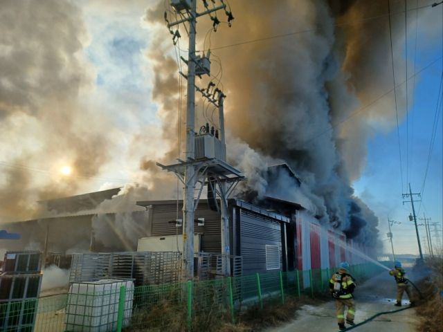 평택 청북면 고잔리 병아리 부화장 화재현장. 송탄소방서 제공