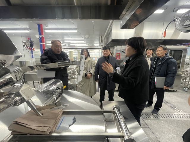 경기도교육청과 김포교육지원청 및 학교 관계자들이 지난해 1월 화재로 학교시설 일부가 피해를 입었던 김포 솔터고교 급식시설 점검하고 있다. 김포교육지원청 제공