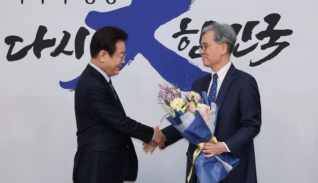 더불어민주당 이재명 대표가 7일 국회에서 김현종 전 대통령 외교안보특별보좌관에게 당대표 외교안보보좌관 임명장을 수여하고 있다. 연합뉴스