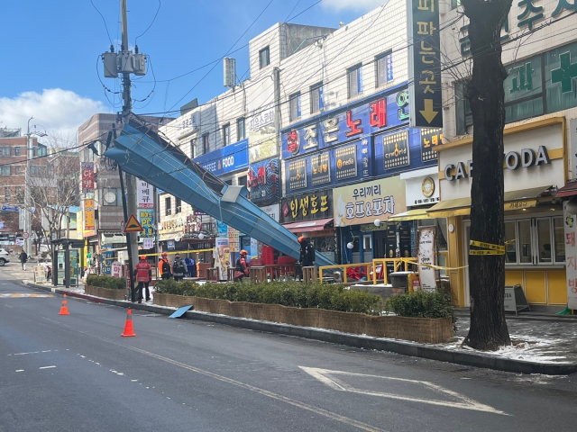 7일 오후 인천 남동구 만수동 3층짜리 건물 옥상에 있던 20m 길이의 교회 첨탑이 10m 아래 인도로 떨어져 있다. 인천시 제공