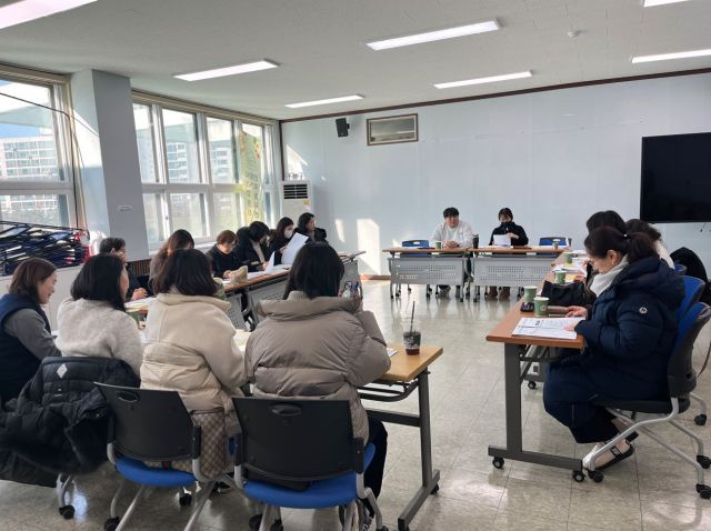 (재)안양군포의왕과천 공동급식지원센터가 지난 5일 안양시 먹거리종합지원센터 회의실에서 ‘2025학년도 1차 식재료 선정관리 위원회’를 열고 있다. 안양시 제공