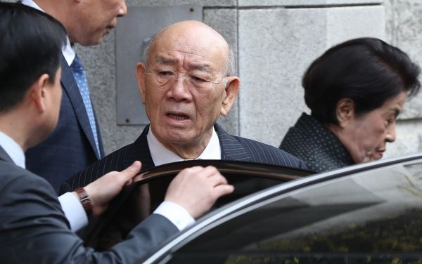 전두환 전 대통령이 서울 서대문구 연희동 자택을 나서고 있다. 연합뉴스