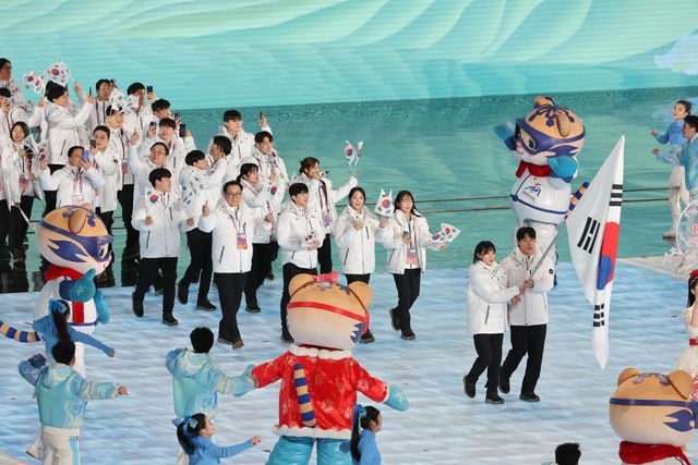 7일 하얼빈 국제컨벤션전시스포츠센터에서 열린 제9회 하얼빈 동계아시안게임 개회식에서 대한민국 선수단이 입장하고 있다.