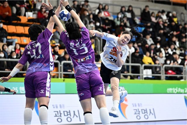 7일 광명시민체육관에서 열린 서울시청과의 홈 경기서 광명 SK 슈가글라이더즈 송지은이 점프슛을 하고 있다.한국핸드볼연맹 제공