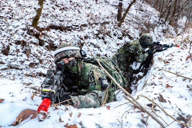 육군제25보병사단 병사들이 혹한기 기동훈련을 받고 있다. 육군제25보병사단 제공
