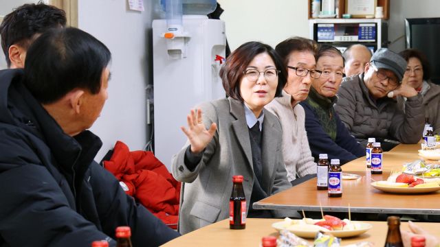 김보라 안성시장이 경로당을 방문해 어르신들의 안위를 묻고 애로사항을 청취하고 있다. 안성시 제공